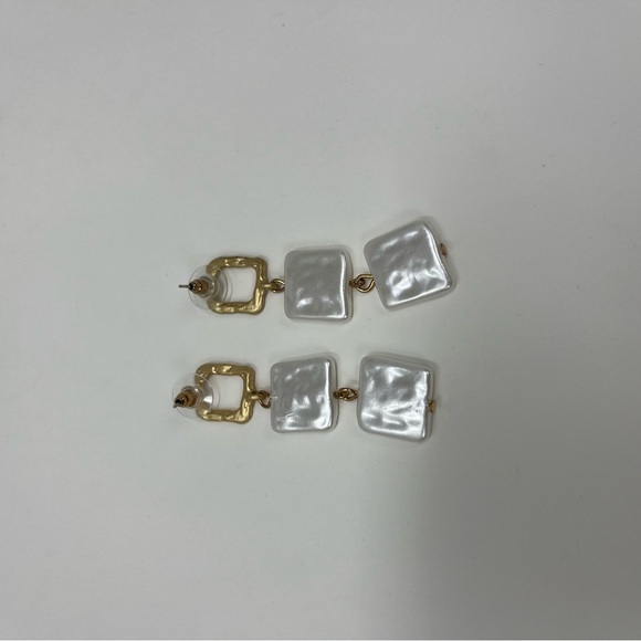NWOT BRUSHED GOLD PEARL SQUARE DANGLE STATEMENT FASHION EARRINGS - Picture 5 of 16